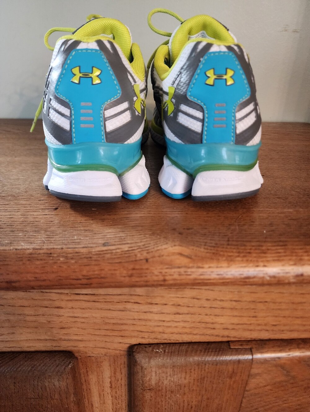 Women's Under Armor Run Sz 9 Running Shoes - Picture 4 of 8